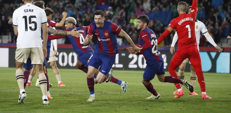 莱万多夫斯基连续二十场比赛得分超过败北莱比锡今夜临场应变，比利亚雷亚尔今晚官宣签约直接炸裂的简单介绍