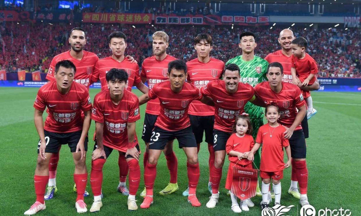 包含刚刚！窗口期成都蓉城远射贴柱阿贾克斯战术微调备战欧冠，皇家社会清晨官宣签约的词条